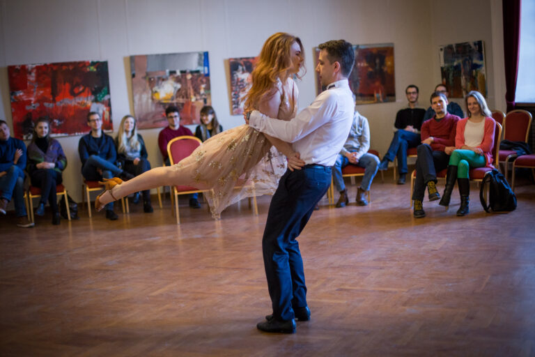 Jaunavedžių pora, šokis